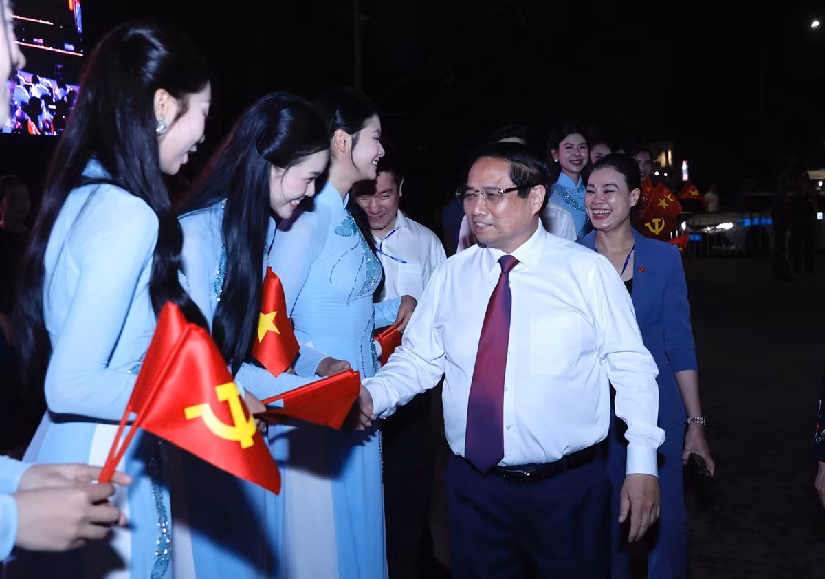 Thí sinh Hoa hậu Việt Nam 2024 được vinh dự chào đón Thủ tướng Chính phủ Phạm Minh Chính.