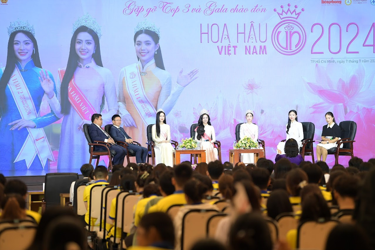Buổi giao lưu giữa Ban Tổ chức cuộc thi Hoa hậu Việt Nam và Top 3 Hoa hậu Việt Nam 2024 đã diễn ra trong không khí thân mật, với sự tham gia của đông đảo sinh viên và báo giới. Buổi giao lưu giữa Ban Tổ chức cuộc thi Hoa hậu Việt Nam và Top 3 Hoa hậu Việt Nam 2024 đã diễn ra trong không khí thân mật, với sự tham gia của đông đảo sinh viên và báo giới.