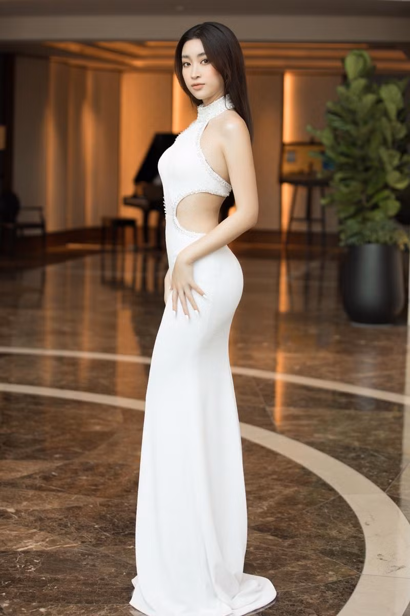 “Cuộc chiến” thảm đỏ siêu hot của Hoa hậu Đỗ Thị Hà, Lương Thùy Linh, Tiểu Vy, Đỗ Mỹ Linh ảnh 7