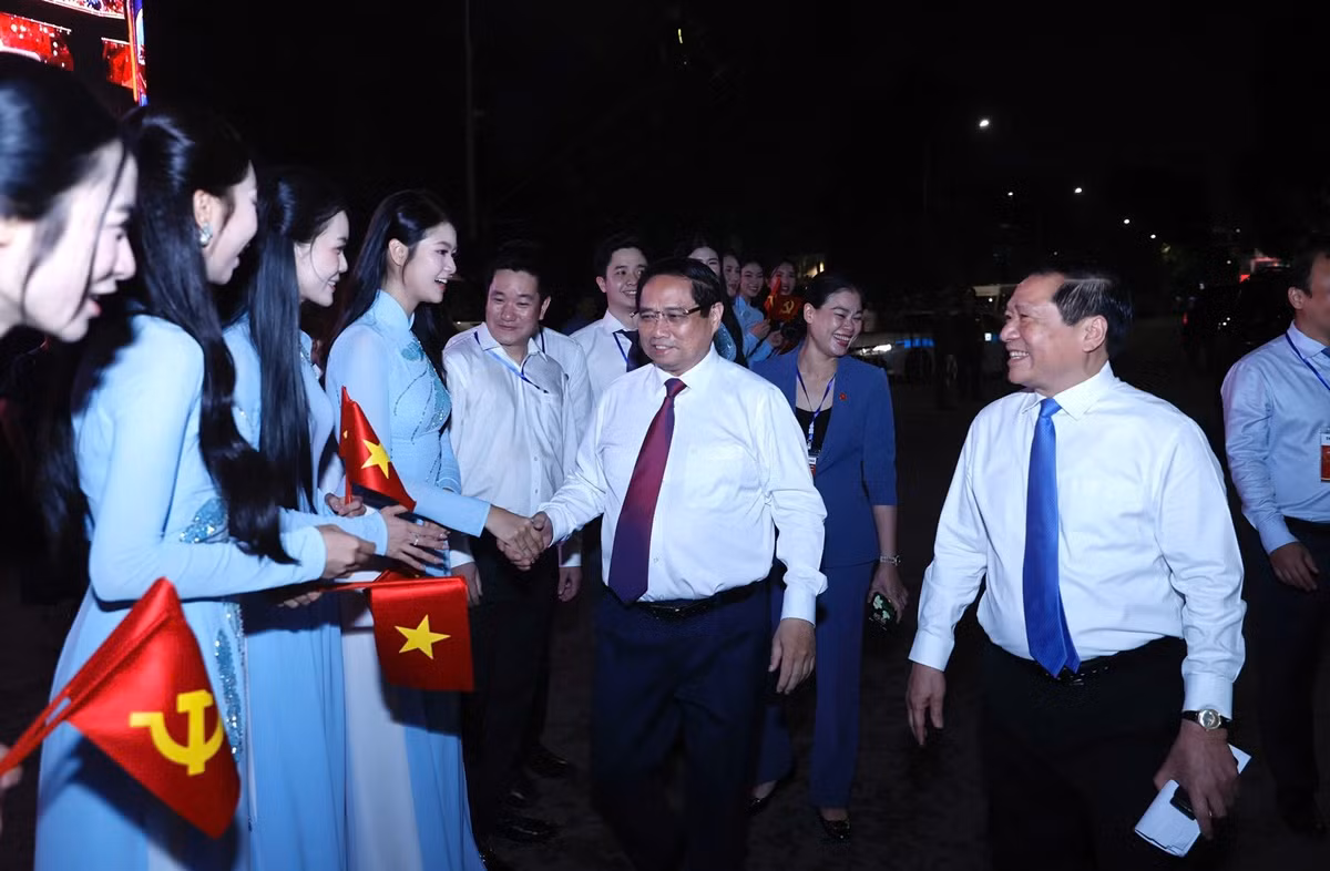 Thí sinh Hoa hậu Việt Nam 2024 được vinh dự chào đón Thủ tướng Chính phủ Phạm Minh Chính.