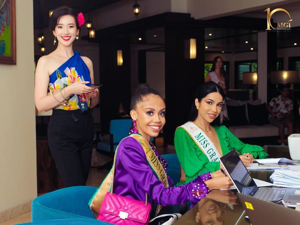Miss Grand UK, Miss Grand France, Miss Grand Costa Rica tại bàn đăng ký lúc sáng nay 4/10 Miss Grand UK, Miss Grand France, Miss Grand Costa Rica tại bàn đăng ký lúc sáng nay 4/10