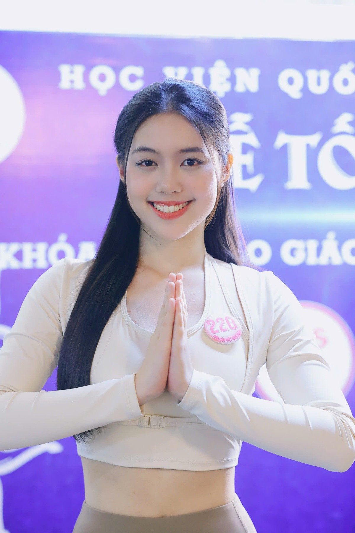 Thí sinh Trần Ngọc Châu Anh xinh đẹp rạng rỡ trong buổi tập.