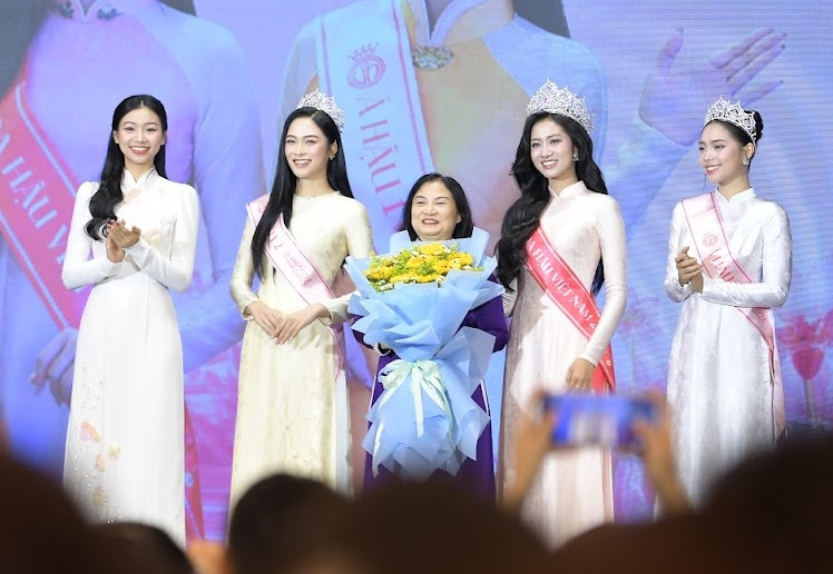 Buổi giao lưu giữa Ban Tổ chức cuộc thi Hoa hậu Việt Nam và Top 3 Hoa hậu Việt Nam 2024 đã diễn ra trong không khí thân mật, với sự tham gia của đông đảo sinh viên và báo giới. Buổi giao lưu giữa Ban Tổ chức cuộc thi Hoa hậu Việt Nam và Top 3 Hoa hậu Việt Nam 2024 đã diễn ra trong không khí thân mật, với sự tham gia của đông đảo sinh viên và báo giới.