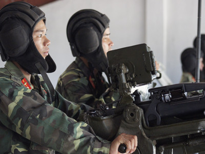 Xạ thủ súng 12,7 ly trên xe tăng tập trung quan sát mục tiêu tiến công. Xạ thủ súng 12,7 ly trên xe tăng tập trung quan sát mục tiêu tiến công