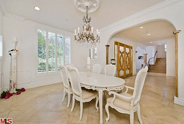 Tường và các dụng cụ trong nhà đều là màu trắng. Gương và đèn là nét đặc biệt của phòng tắm. Căn phòng này là nơi Leona sáng tác và luyện tập.