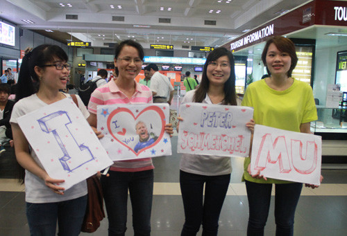 Nhiều fan hâm mộ ra tận sân bay để đón thần tượng Peter Schmeichel. Nhiều fan hâm mộ ra tận sân bay để đón thần tượng Peter Schmeichel