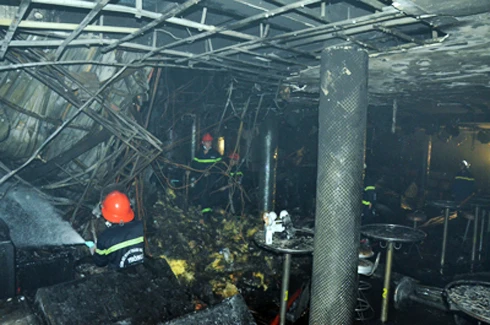 Bên trong bar Barocco bị cháy rụi. Ảnh: Huỳnh Minh