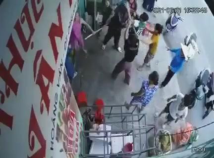 Hình ảnh chụp từ camera ghi lại cảnh 2 bên gia đình va chạm với nhau