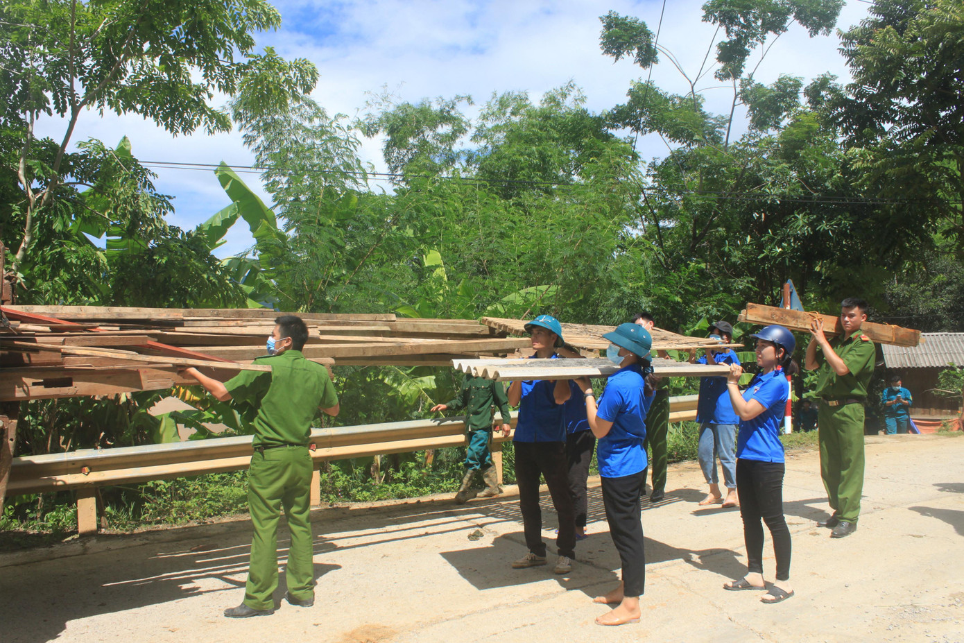 Đoàn viên thanh niên, công an, bộ đội... đang hỗ trợ người dân di dời, chuyển đến nơi ở mới an toàn. Đoàn viên thanh niên, công an, bộ đội... đang hỗ trợ người dân di dời, chuyển đến nơi ở mới an toàn.