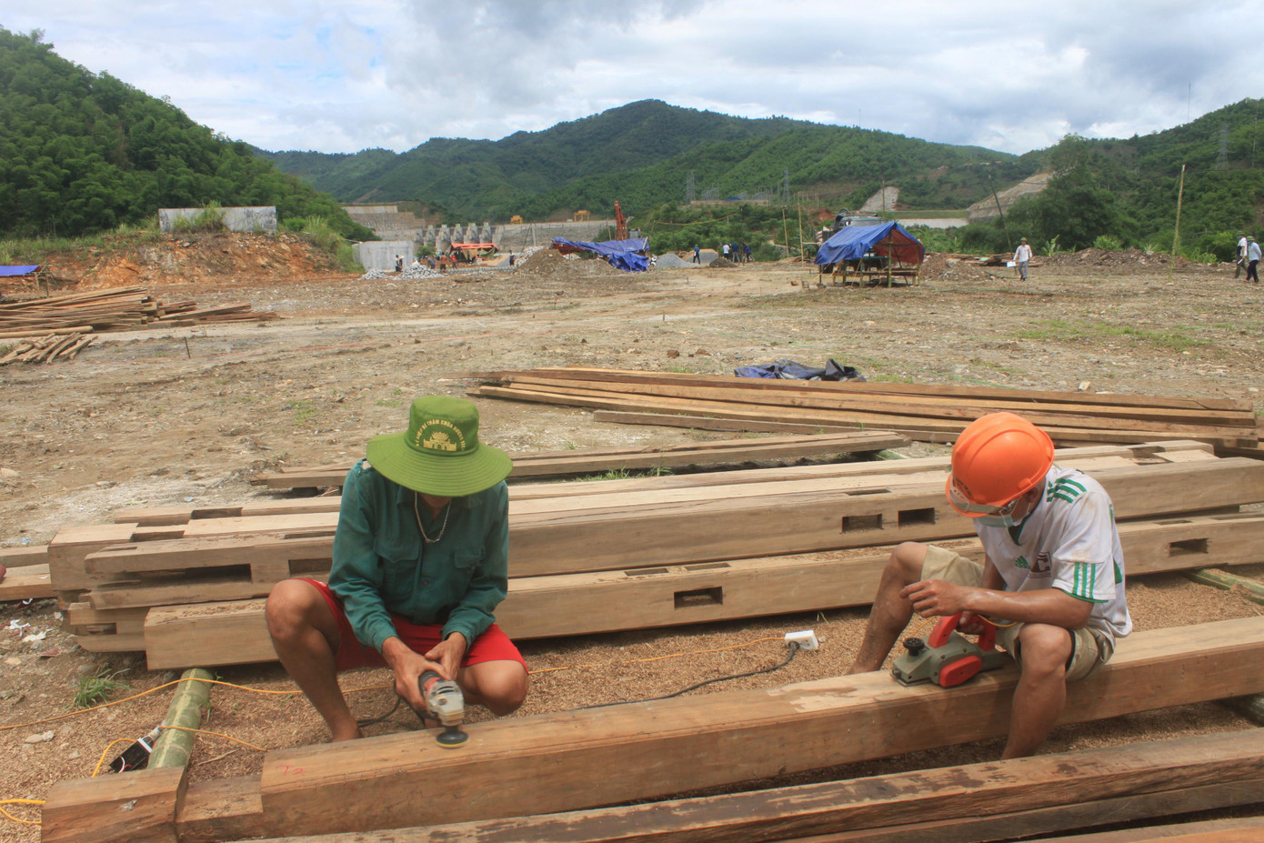 Những ngôi nhà mới đang được gấp rút hoàn thành Những ngôi nhà mới đang được gấp rút hoàn thành