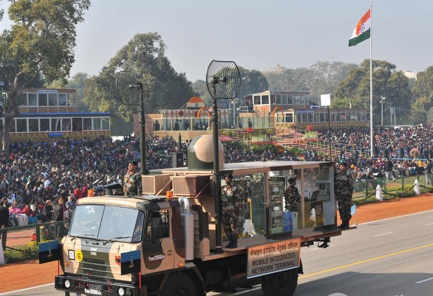 Xe chở một loại Radar thế hệ mới lần đầu ra mắt