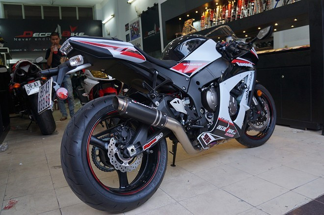 Mẫu sportbike Kawasaki ZX-10R 2013 được chủ nhân trang bị nhiều loại phụ tùng mới, cùng với đó là bộ tem phong cách đậm chất Nhật Bản 