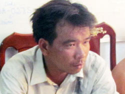 Pháp bị bắt khi trên người dính đầy bùn đất. Ảnh: Đ.X