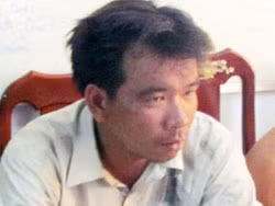 Pháp bị bắt khi trên người dính đầy bùn đất. Ảnh: Đ.X