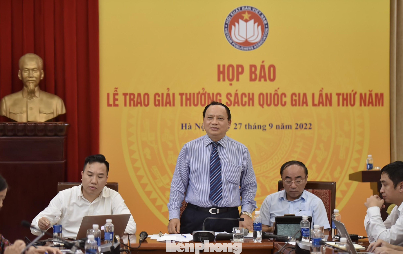 BTC Giải thưởng Sách quốc gia lần thứ V sẽ trao 26 giải thưởng. Ảnh: NGUYÊN KHÁNH. BTC Giải thưởng Sách quốc gia lần thứ V sẽ trao 26 giải thưởng. Ảnh: NGUYÊN KHÁNH.