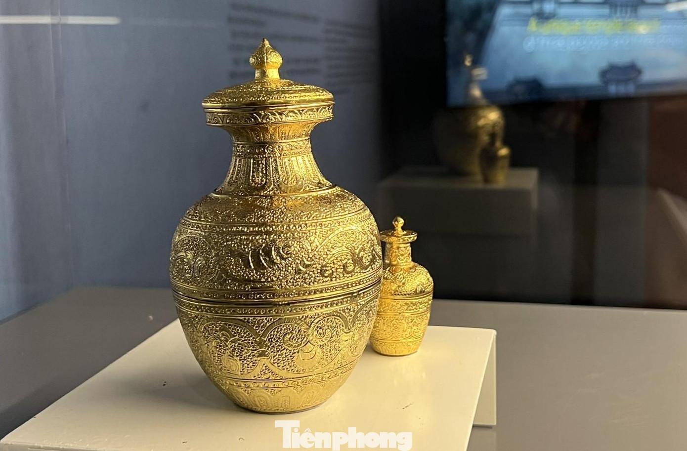 Bình xá lị và các đồ thờ cúng khác được khai quật trong tháp đá di tích chùa Mireuk. Bình xá lị gồm có bình bên trong bằng vàng và bình bên ngoài bằng đồng mạ vàng, trong cùng còn có một bình nhỏ được làm bằng thuỷ tinh. Ảnh: NGUYÊN KHÁNH