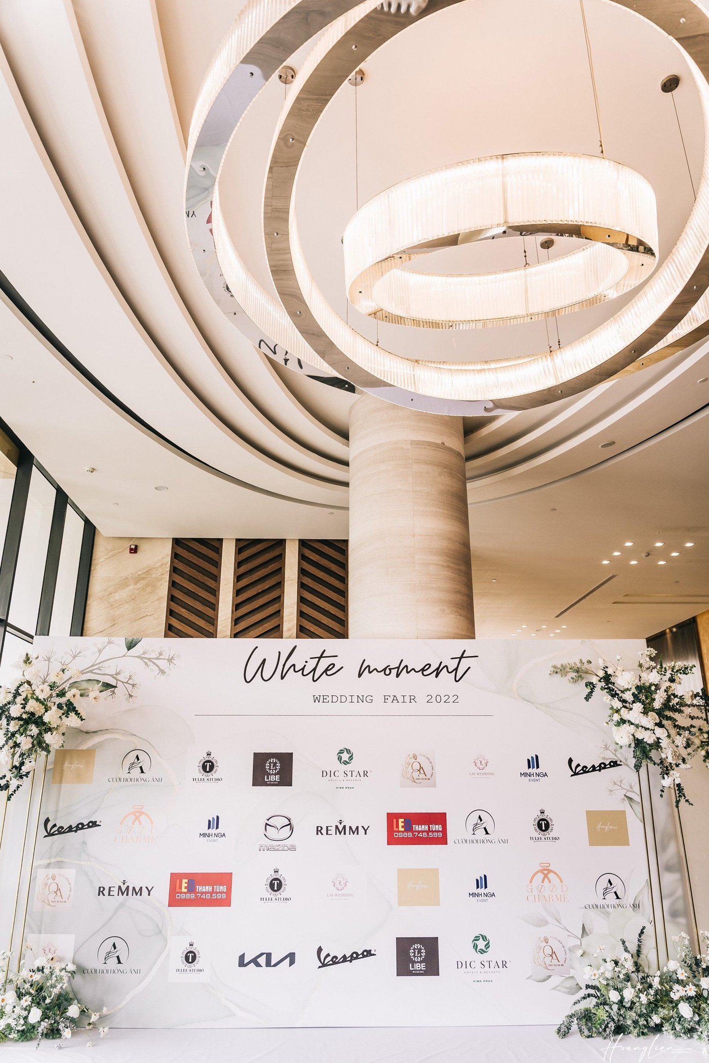 Không gian tổ chức triển lãm cưới "White moment - Khoảnh khắc tinh khôi" được thiết kế sang trọng.