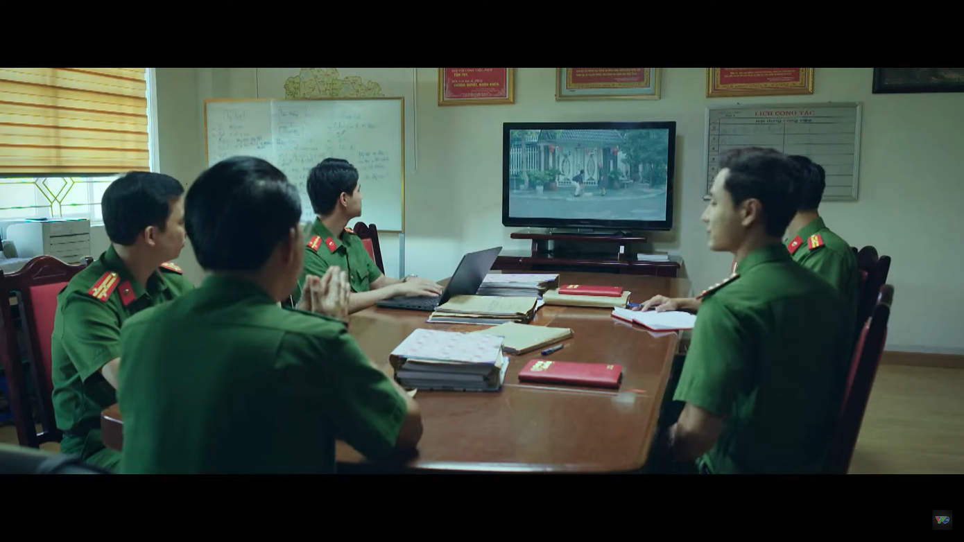 Đội điều tra xem hình ảnh Giám đốc Sở Y tế nhận hối lộ qua thùng rượu. Ảnh: CMH. Đội điều tra xem hình ảnh Giám đốc Sở Y tế nhận hối lộ qua thùng rượu. Ảnh: CMH.