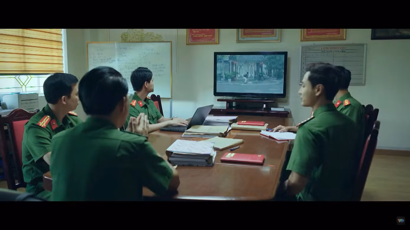 Đội điều tra xem hình ảnh Giám đốc Sở Y tế nhận hối lộ qua thùng rượu. Ảnh: CMH. Đội điều tra xem hình ảnh Giám đốc Sở Y tế nhận hối lộ qua thùng rượu. Ảnh: CMH.