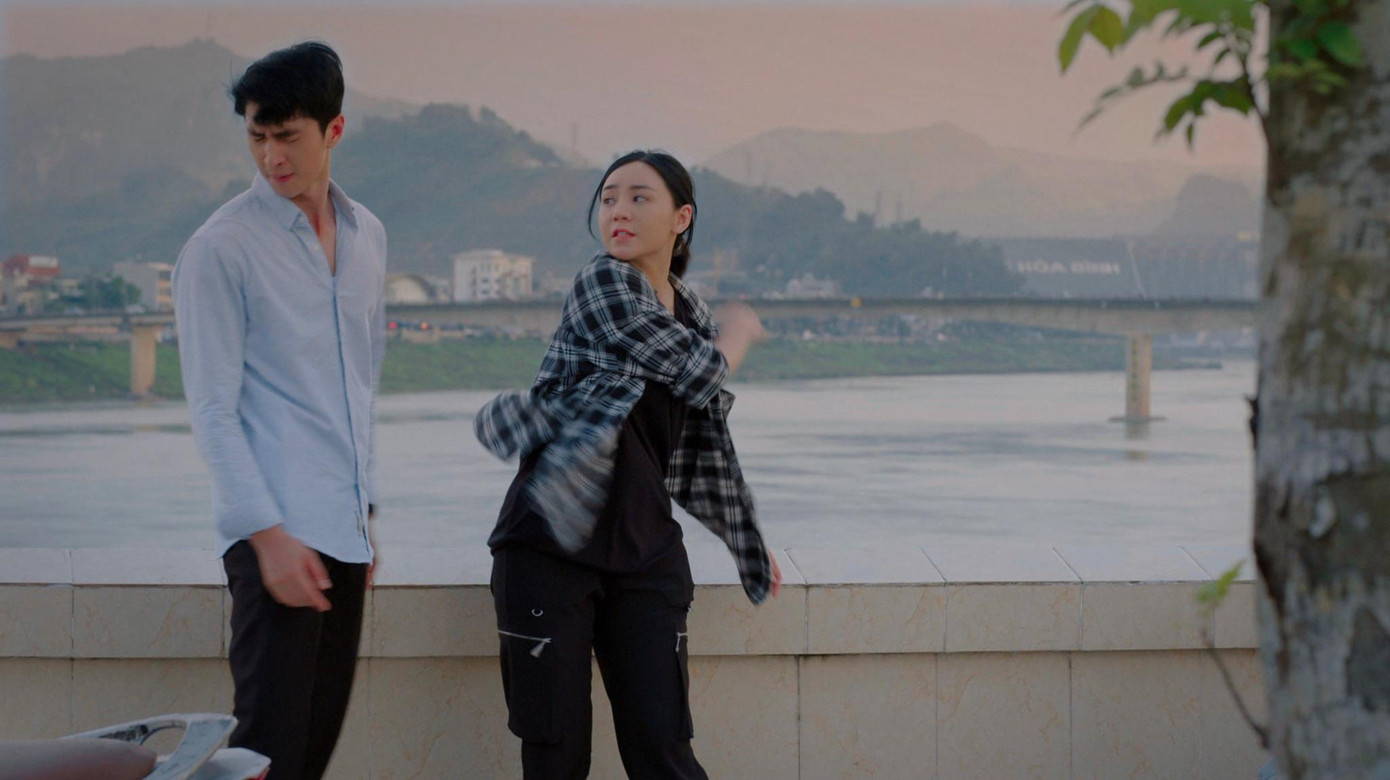 Cái tát thẳng cánh dành cho Quân (Bình An) vì đã phản bội bạn gái.