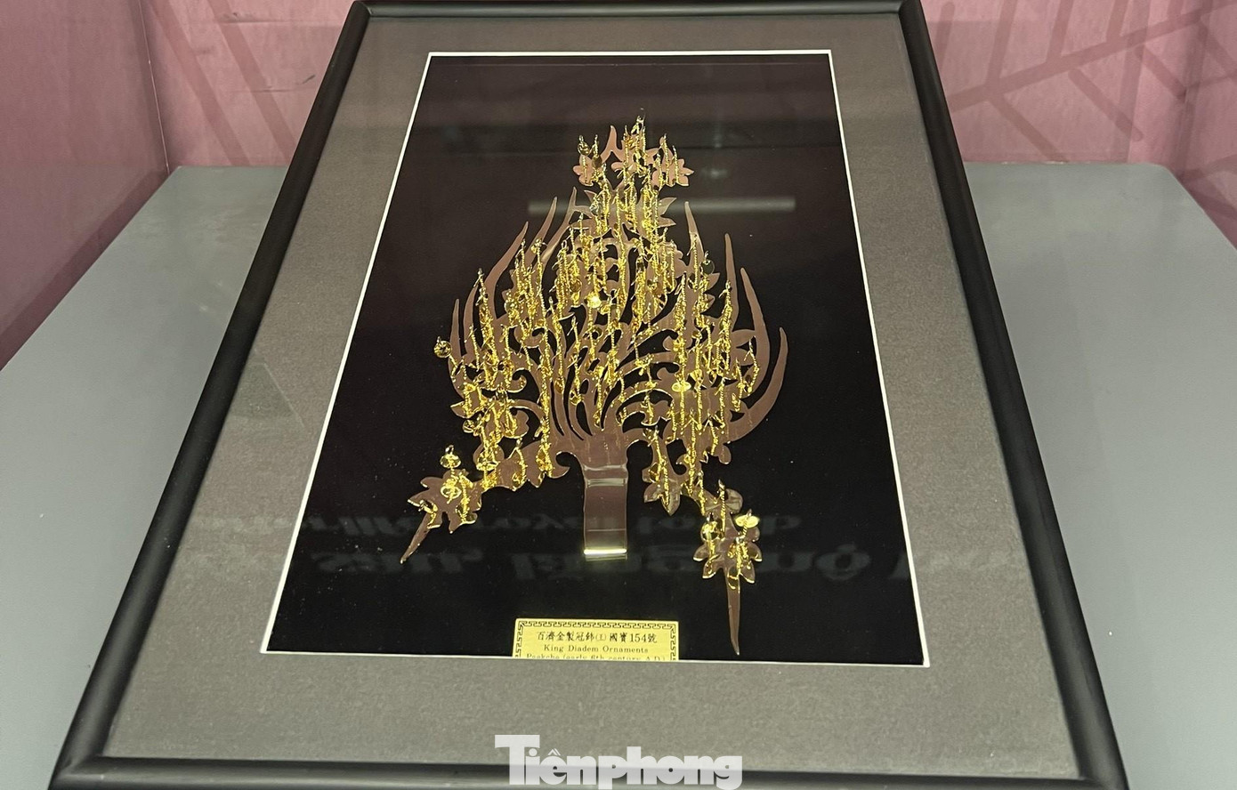 Trang trí bằng vàng trên vương miện của vua Muryeong gồm một cặp được khai quật trong mộ của vua Muryeong, năm 1971. Trang trí vương miện là một tấm vàng mỏng hình thân cây trang trí các bông hoa tạo thành hình ngọn lửa hướng lên trên, có hai nhánh hoa văn hướng xuống dưới. Mặt trước có các cánh nhỏ đính ngọc, liên kết với bông hoa và cành lá bằng sợi vàng tinh xảo. Ảnh: NGUYÊN KHÁNH