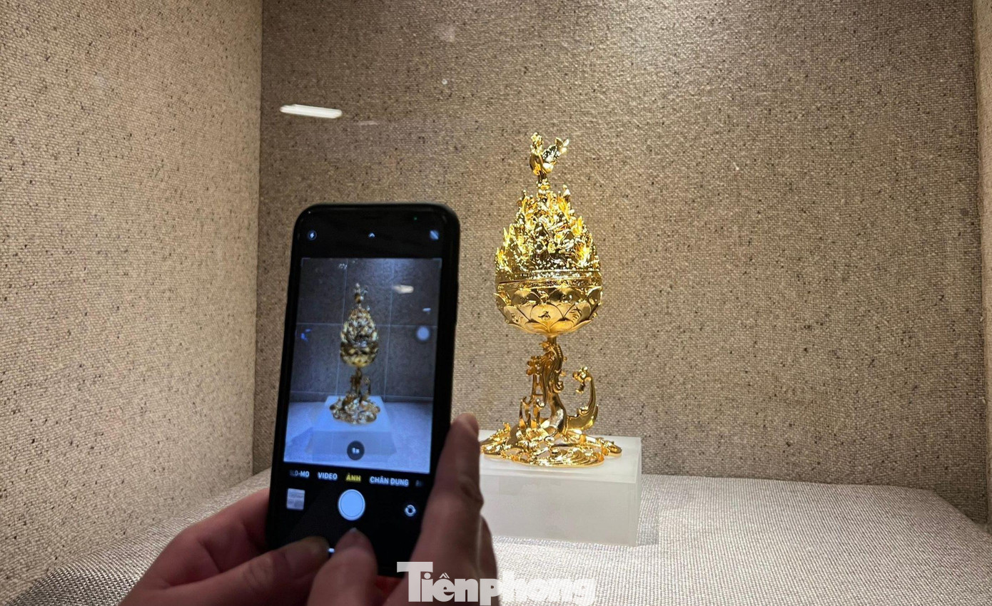 Lư hương bằng đồng mạ vàng được phát hiện tại di tích chùa Neungsanri ở Buyeo, giữa khu lăng mộ hoàng gia ở Neungsan-ri và thành Naseong. Đây là một kiệt tác thể hiện nghệ thuật, tư tưởng và văn hóa của Baekje. Lư hương đồng mạ vàng Baekje cao 61,8 cm, đường kính 19cm và nặng 11,85 kg. Nắp, thân và chân đế tách rời nhau. Ảnh: NGUYÊN KHÁNH