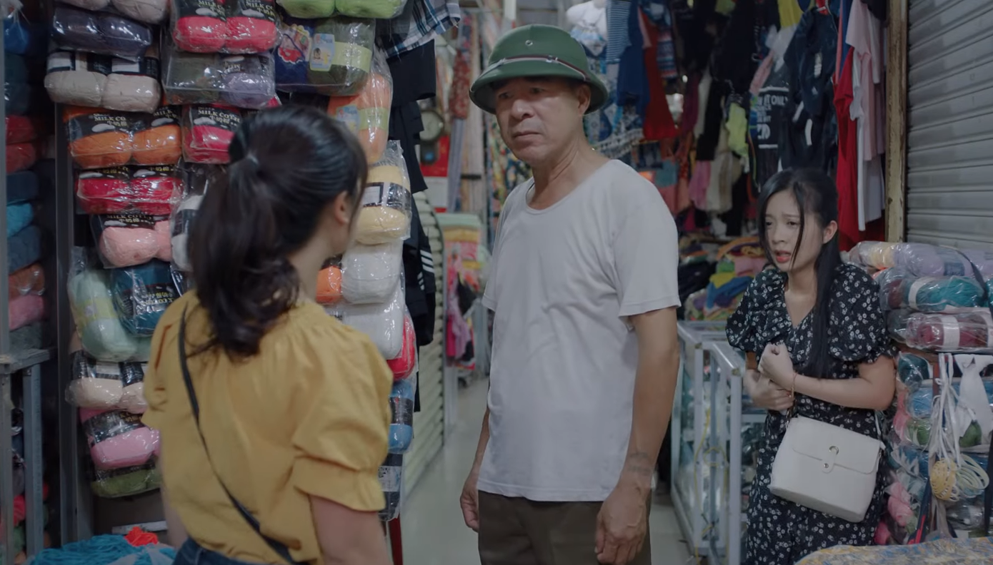 Lão Phi bảo vệ Vân (Ngọc Huyền) khi cô bị người bán hàng bắt nạt. Ảnh: CMH.