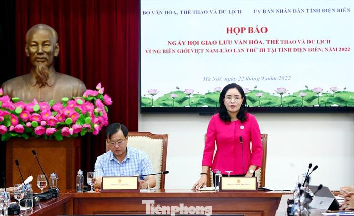 Thứ trưởng Bộ VHTTDL Trịnh Thị Thủy và ông Vừ A Bằng chủ trì cuộc họp giới thiệu Ngày hội. Ảnh: Nguyên Khánh.