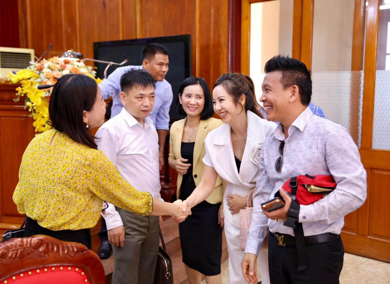 Đạo diễn Hải Yến (thứ hai từ phải qua) trao đổi với lãnh đạo tỉnh Yên Bái về việc tổ chức lễ hội và lễ đón bằng di sản xòe Thái.