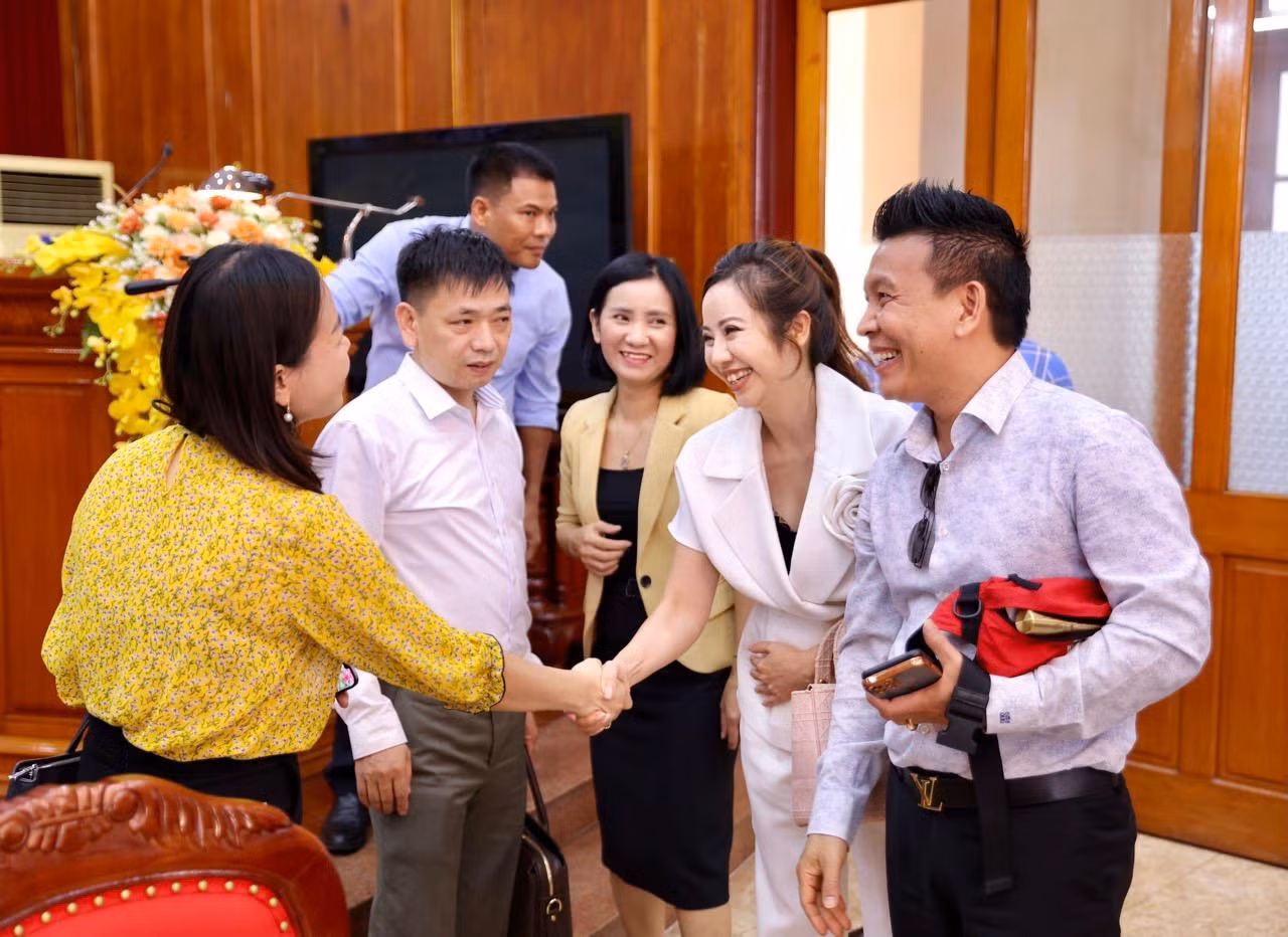 Đạo diễn Hải Yến (thứ hai từ phải qua) trao đổi với lãnh đạo tỉnh Yên Bái về việc tổ chức lễ hội và lễ đón bằng di sản xòe Thái.