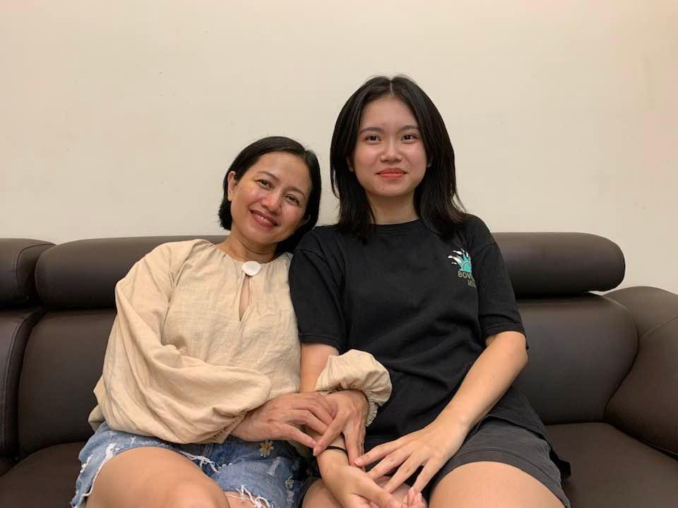 Bà xã và con gái út của NSND Trung Anh. Bà xã và con gái út của NSND Trung Anh.