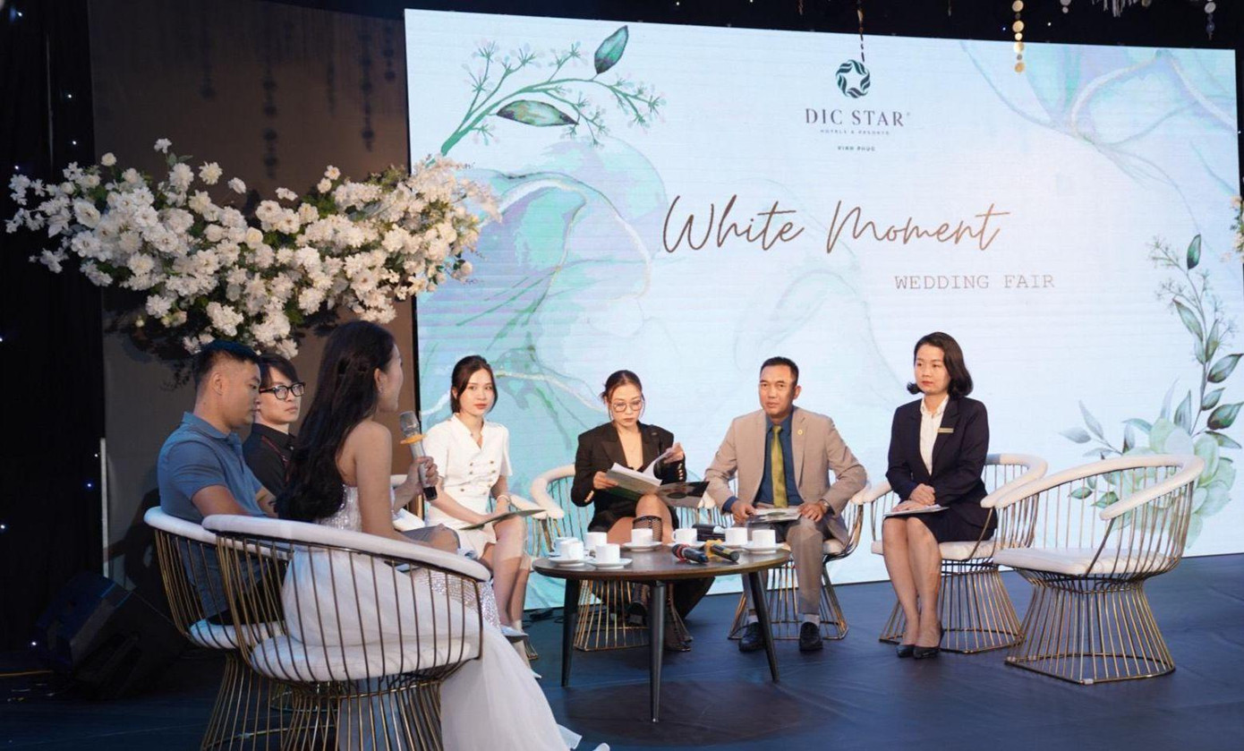 Ông Hoàng Hồng Hà (thứ hai từ phải qua) và các khách mời trong talk show sáng 17/9 về tổ chức và xu hướng tiệc cưới năm nay.