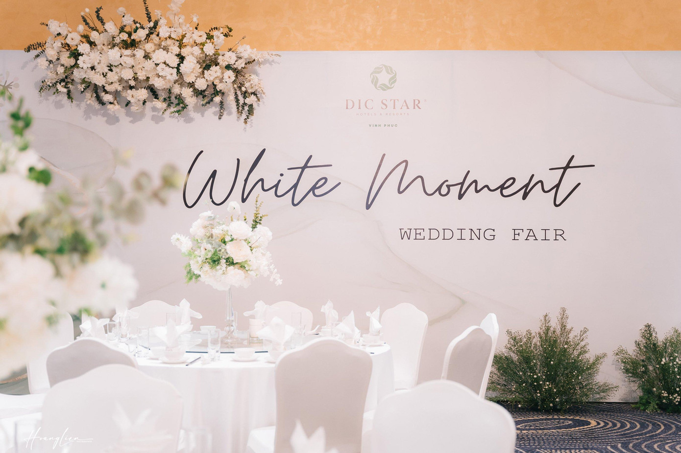 Không gian tổ chức tiệc cưới sang trọng với tông trắng chủ đạo.