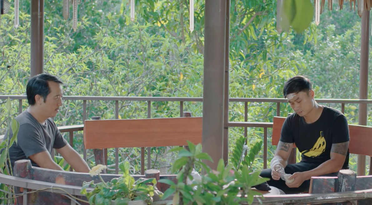 Cuộc nói chuyện không có chút tình cảm của Trung &quot;trâu&quot; và bố. Ảnh: CMH.