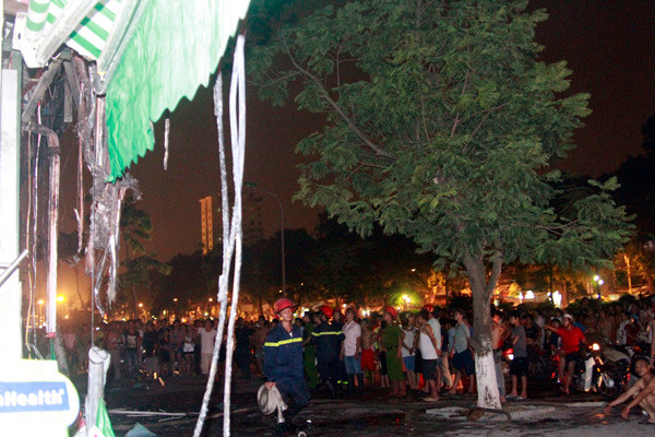 Đám cháy thu hút nhiều người xem