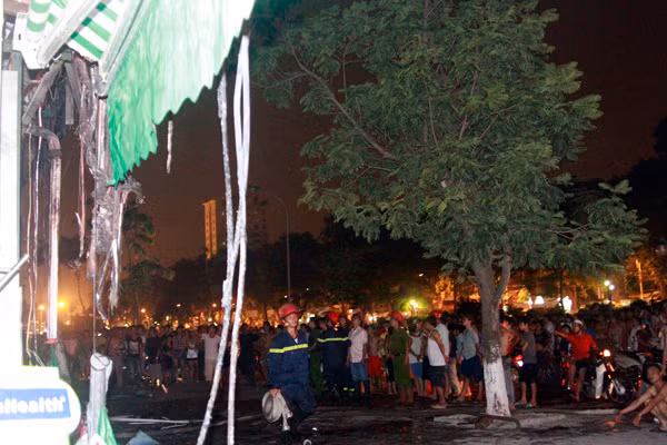 Đám cháy thu hút nhiều người xem