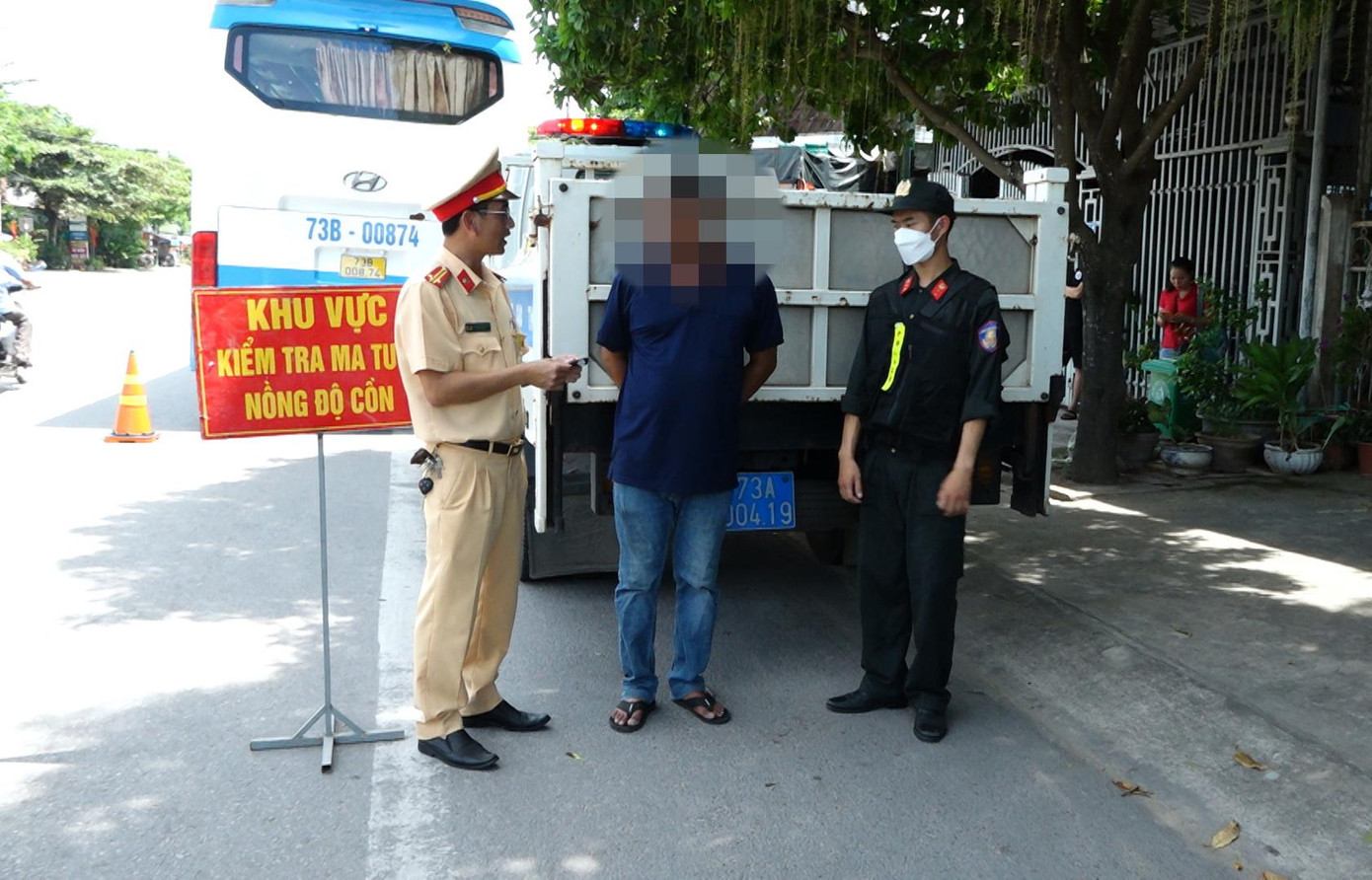 Lực lượng CSGT tiến hành kiểm tra tài xế lái xe khách chở 40 người. Lực lượng CSGT tiến hành kiểm tra tài xế lái xe khách chở 40 người.