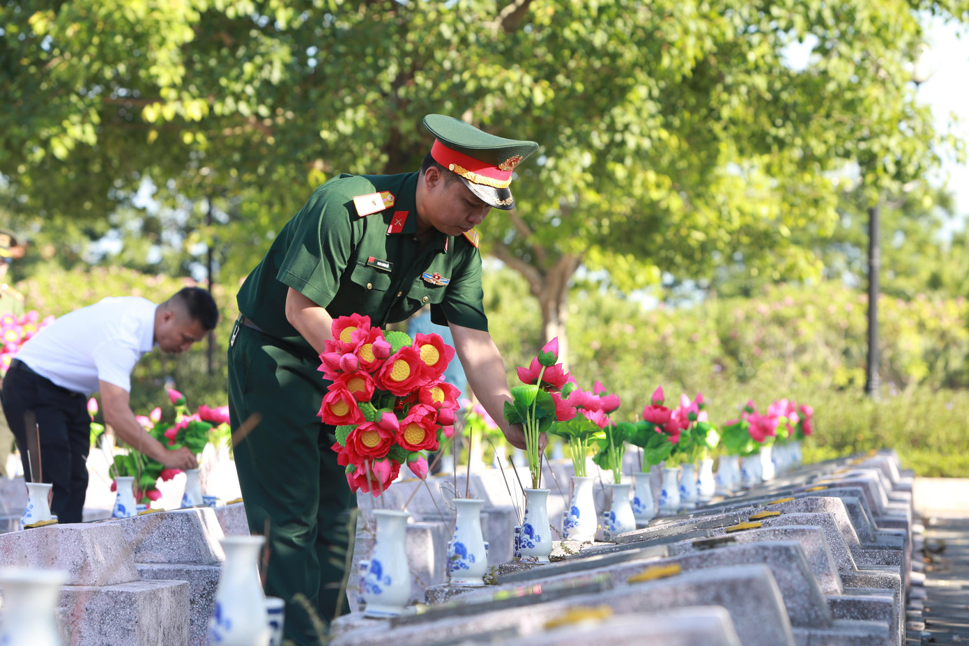 Đại diện Viettel Quảng Bình chăm sóc phần mộ liệt sĩ.