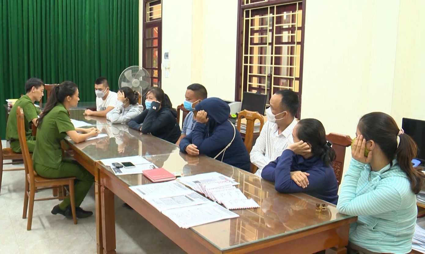 Các đối tượng ghi lô đề tại cơ quan công an