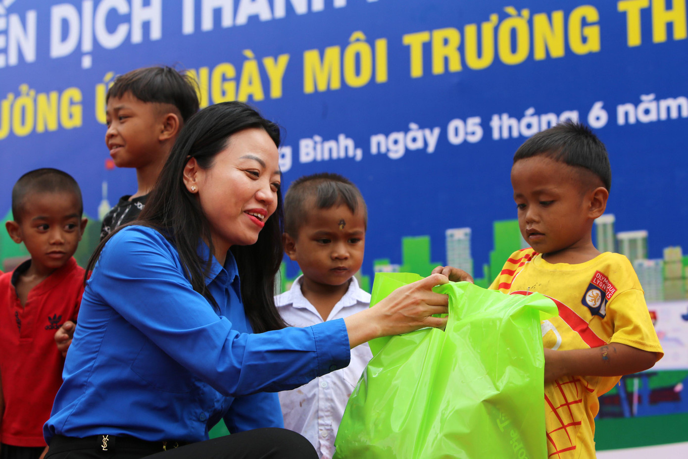 Tặng quà cho các em thiếu nhi của bản K'Ai xã Dân Hóa (Minh Hóa - Quảng Bình) Tặng quà cho các em thiếu nhi của bản K'Ai xã Dân Hóa (Minh Hóa - Quảng Bình)