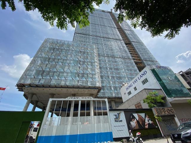 Theo đơn vị thi công IFC One Saigon được xây dựng trên diện tích đất 6.672m2 là tòa nhà hỗn hợp cao cấp, cao 185m, bao gồm 6 tầng không gian thương mại, 34 tầng dành cho văn phòng với 180 căn hộ hạng sang.