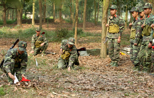 Thực hành dò gỡ mìn. Kiểm tra vật cản ở điểm nghi vấn có mìn