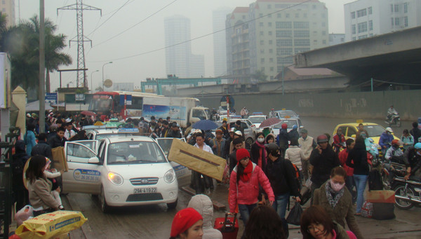 Trước cửa bến xe Mỹ Đình đông nghịt người, phần lớn là sinh viên các trường đại học, cao đẳng