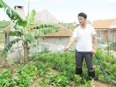 Lê Phúc Tuấn bên cơ ngơi của mình. Ảnh: H.L. Lê Phúc Tuấn bên cơ ngơi của mình Ảnh: H.L