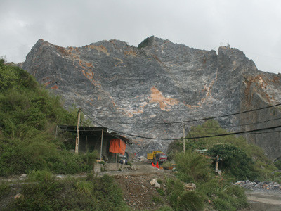 Hiện trường vụ nổ bị phong tỏa. Ảnh: Lam Khê. Hiện trường vụ nổ bị phong tỏa. Ảnh: Lam Khê