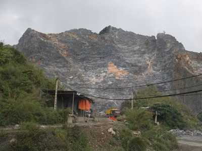 Hiện trường vụ nổ bị phong tỏa. Ảnh: Lam Khê