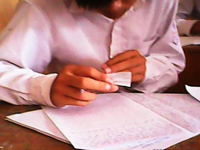 Thí sinh dùng phao trong kỳ thi tốt nghiệp năm 2012 môn Văn tại Trường PTTH Dân lập Đồi Ngô. Ảnh do thầy giáo Đỗ Việt Khoa cung cấp