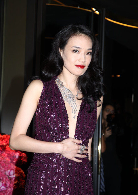 Nữ minh tinh diện đầm dạ hội màu đỏ đậm lấp lánh của thương hiệu Elie Saab có giá hơn 300 triệu đồng. Nữ minh tinh diện đầm dạ hội màu đỏ đậm lấp lánh của thương hiệu Elie Saab có giá hơn 300 triệu đồng