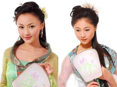 Trong cuộc tuyển chọn diễn viên cho bộ phim truyền hình Hồng Lâu Mộng mới, hai cô gái có tên Diêu Miêu (trái) và Lý Húc Đan được chọn vào hai vai: Tiết Bảo Thoa và Lâm Đại Ngọc. Trong cuộc tuyển chọn diễn viên cho bộ phim truyền hình Hồng Lâu Mộng mới, hai cô gái có tên Diêu Miêu (trái) và Lý Húc Đan được chọn vào hai vai: Tiết Bảo Thoa và Lâm Đại Ngọc.