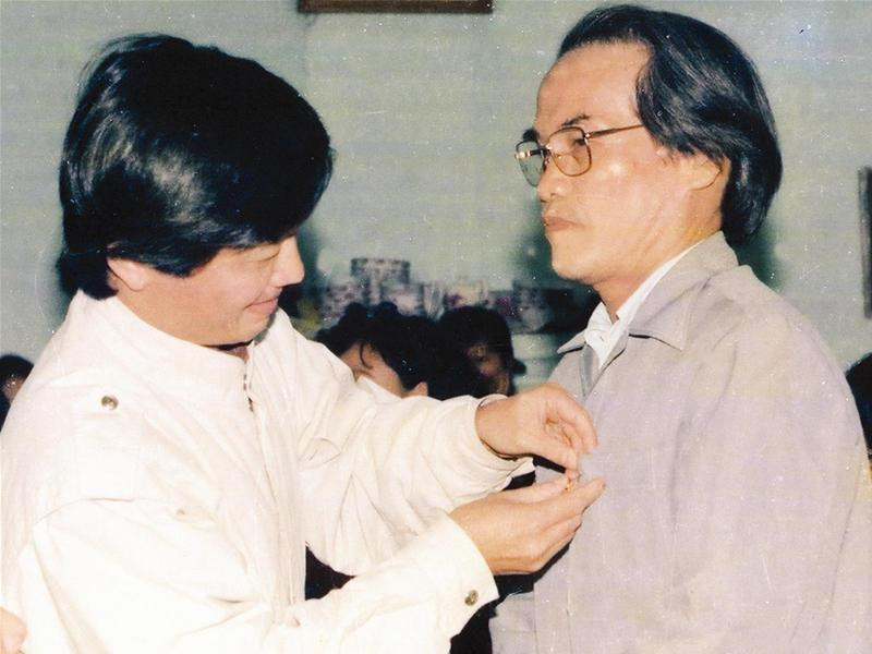 Đồng chí Hà Quang Dự (trái) trao Huy chương Vì thế hệ trẻ cho nhà báo Sơn Tùng tại trụ sở báo Tiền phong năm 1988 Đồng chí Hà Quang Dự (trái) trao Huy chương Vì thế hệ trẻ cho nhà báo Sơn Tùng tại trụ sở báo Tiền phong năm 1988